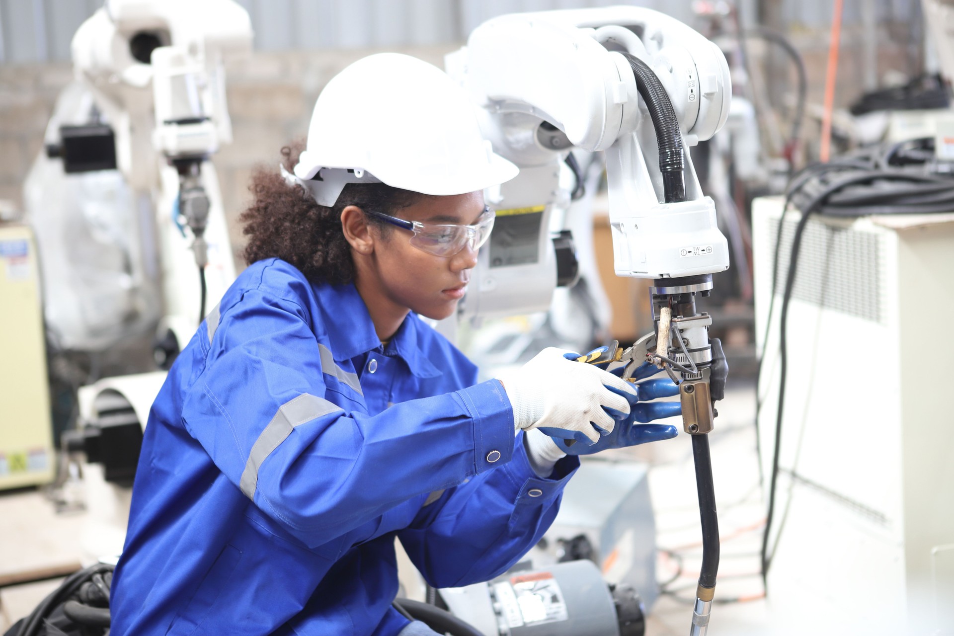 engineer teaching robot welding machine